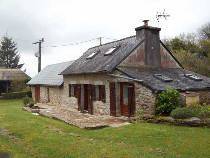 AHIB-3-M2592-29141236 Nr Huelgoat 29690 Attractive rural property, a stone house, a stone outbuilding, barn, carport, and with 898m² of garden!