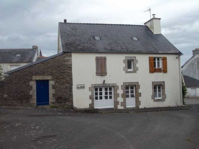 AHIB-3-M2607-29141248 Nr Plonévez-du-Faou 29530 A charming 4 bedroom village house with a courtyard and sold furnished!