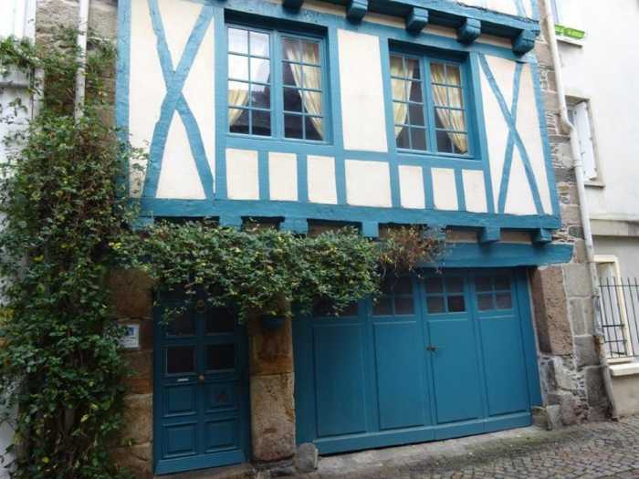 UNDER OFFER AHIB-3-mon2038 Morlaix 29600 Historic timbered 5 bedroom house - potential for B&B - no garden
