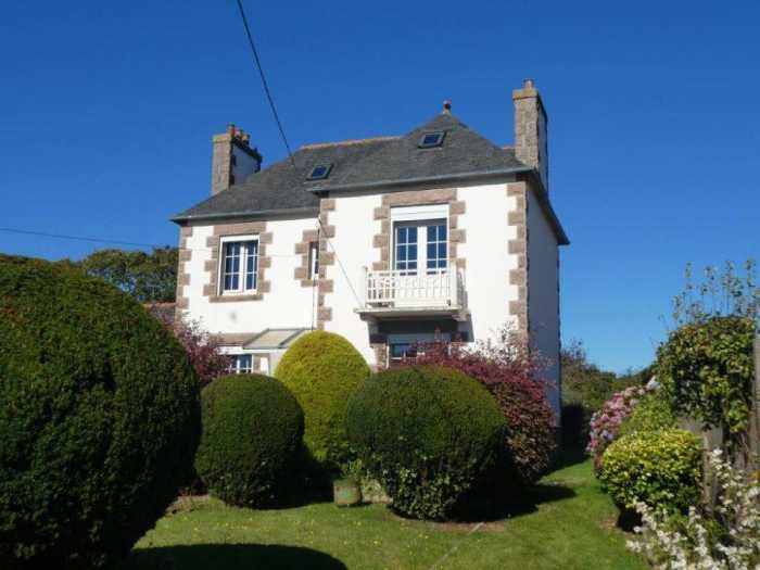 AHIB-3-mon2068 Le Dourduff 29600 Handsome detached 2 bedroom 1930's house in need of renovation with 1426m2 grounds - just 1km to beach!