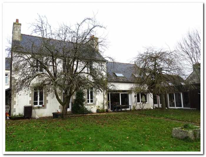 AHIB-1-JD-3608 Saint-Nicolas-Du-Pélem 22480 A property comprising of a 3 bed house and a 2 bed house with over 227m2 of living space on 1382m2 garden
