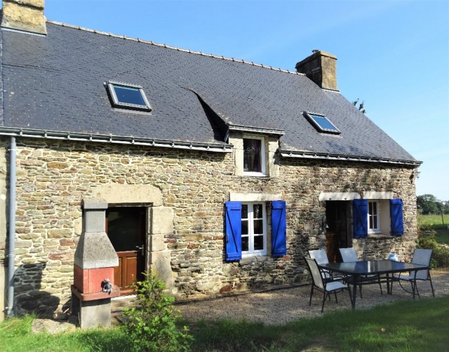 UNDER OFFER  AHIB-2-M216592 Reguiny 56500 Charming, semi-detached, traditional 2 bedroom Breton cottage with 650m2 garden