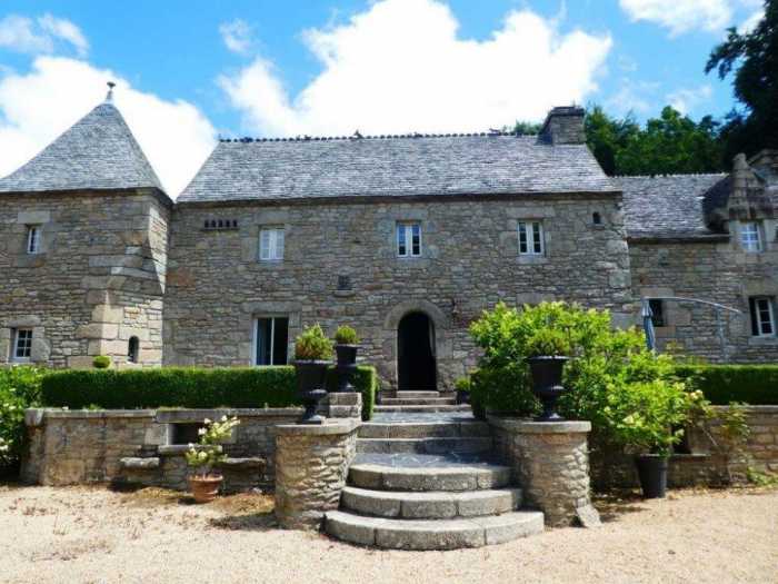  UNDER OFFER AHIB-3-mon2039 Plouneour Menez 29410 Charming and character 5 bedroom property on 3.3 hectares of land bordered by a stream!